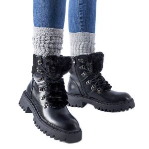 Czarne workery z ozdobnym futerkiem Quarto. Czarne botki bez wzorów, z futra, z okrągłym noskiem, za kostkę, bez obcasa, na obcasie, bez zapięcia. Za 225,89 zł.