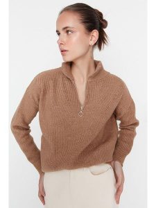 Trendyol Sweter w kolorze jasnobrązowym rozmiar: L. Brązowe swetry oversize Trendyol, l, bez wzorów, ze splotem, bez ramiączek. Za 87,61 zł.