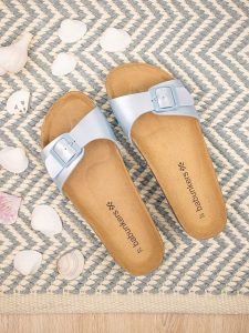 BABUNKERS Family Klapki w kolorze błękitnym rozmiar: 36. Niebieskie klapki BABUNKERS Family, bez wzorów, z otwartym noskiem, bez obcasa. Za 130,99 zł.