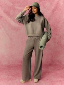 4F Spodnie dresowe z szerokimi nogawkami damskie - szare XS. Szare spodnie dresowe 4f, xs, bez wzorów, z dresówki. Za 149,99 zł.