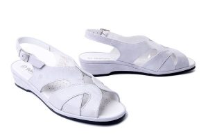 SUAVE 710112-91 ivory, sandały damskie. Szare sandały Suave, bez wzorów, ze skóry, bez obcasa, na koturnie, bez zapięcia. Za 224,94 zł.