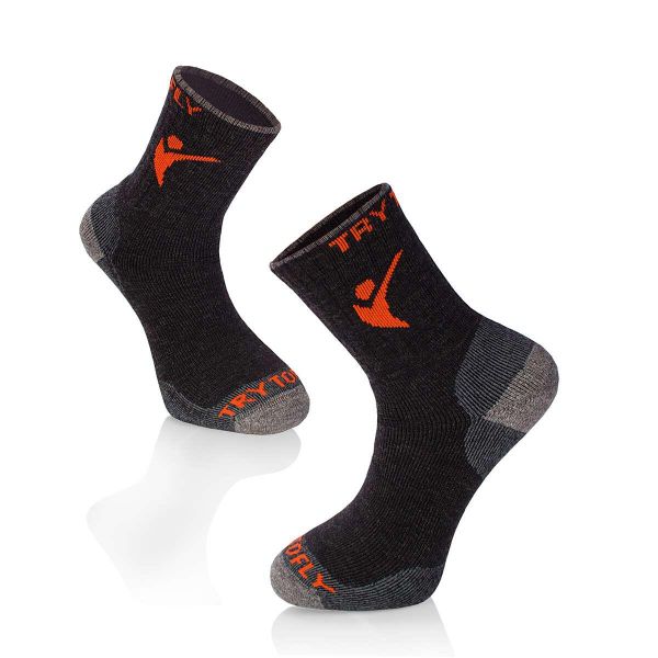 Grube skarpety trekkingowe z wełny merynosów w kolorze antracytowym. Czarne skarpetki TRY TO FLY, bez wzorów, z wełny. W wyprzedaży za 99,79 zł.