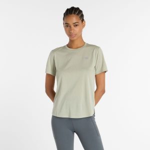 Koszulka damska New Balance WT41253GSH – zielona. Zielone bluzki New Balance, m, bez wzorów, z materiału, sportowe, bez kołnierzyka, bez ramiączek. Za 199,99 zł.