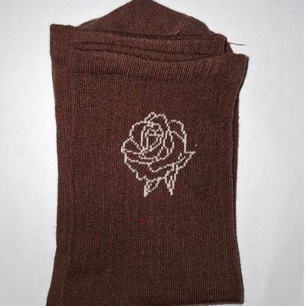 Brązowe skarpetki damskie róża 1183. Brązowe skarpetki Milena, bez wzorów, z bawełny. Za 15,90 zł.