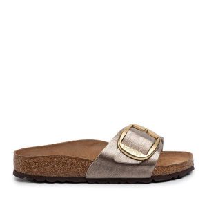 Klapki Birkenstock. Brązowe klapki Birkenstock, bez wzorów, bez obcasa. Za 499,99 zł.