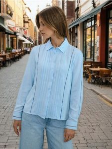 Wiskozowa koszula regular fit z ażurowymi wstawkami - błękitny. Niebieskie koszule Sinsay, l, w ażurowe wzory, z wiskozy, bez kołnierzyka, bez ramiączek. Za 49,99 zł.