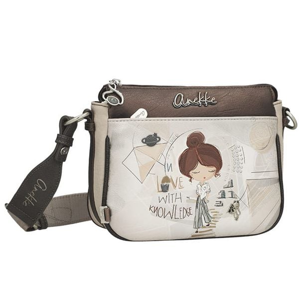 Torebka damska Anekke, listonoszka z dekoracyjnym nadrukiem i metalowym logo zapinana na suwak wyposażona w regulowany pasek oraz ozdobną zawieszkę,. Brązowe torebki klasyczne Anekke, bez wzorów, na ramię, z nadrukiem, bez dodatków. Za 339,00 zł.