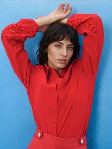 Bawełniana koszula z ażurowym wykończeniem rękawa - czerwony. Czerwone koszule Sinsay, l, w ażurowe wzory, z bawełny, bez kołnierzyka, bez ramiączek. Za 49,99 zł.