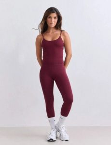 Damskie legginsy z wysokim stanem, squat proof, dla niskich Sense bordowe. Czerwone legginsy AIM'N, bez wzorów, z elastanu, z podwyższonym stanem, długie. Za 303,00 zł.
