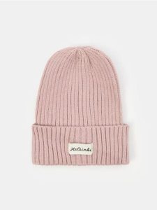 Prążkowana czapka beanie - różowy. Czerwone czapki Sinsay, bez wzorów, prążkowane. Za 15,99 zł.