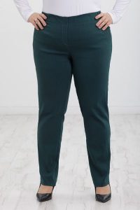 Spodnie Nilda z prostą nogawką wysoki stan w morskim kolorze PLUS SIZE XXL. Zielone spodnie z wysokim stanem Nasi partnerzy, bez wzorów, z elastanu, z podwyższonym stanem, krótkie. Za 159,90 zł.