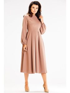Awama Sukienka w kolorze beżowym rozmiar: M. Brązowe sukienki Awama, m, bez wzorów, bez kołnierzyka, bez ramiączek, midi. Za 149,99 zł.
