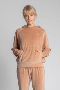 Welurowa Bluza Kangurka z Reglanowym Rękawem - Beżowa. Brązowe piżamy MOE, bez wzorów, z elastanu, bez ramiączek. Za 299,90 zł.