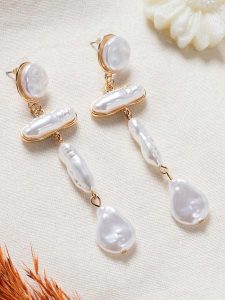 Lodie Silver Pozłacane kolczyki-wkrętki rozmiar: onesize. Szare kolczyki Lodie Silver, z perłą, metalowe. Za 56,99 zł.