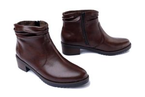 RIEKER Y0551-25 brown, botki damskie. Brązowe botki Rieker, na zimę, bez wzorów, bez obcasa, na obcasie, bez zapięcia. Za 349,90 zł.