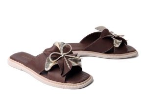 Artiker Relaks 58C3417 Brązowy, klapki damskie. Brązowe klapki Artiker Relaks, bez wzorów, bez obcasa, na płaskiej podeszwie. Za 184,90 zł.