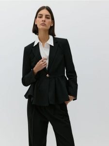 Taliowana marynarka z baskinką - czarny. Czarne marynarki i żakiety Reserved, l, bez wzorów, z tkaniny. W wyprzedaży za 199,99 zł.