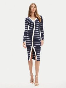 Guess Sukienka dzianinowa W5YK98 Z2YK2 Granatowy Slim Fit. Niebieskie kombinezony Guess, s, z aplikacjami, z dzianiny, bez kołnierzyka, bez ramiączek. Za 369,99 zł.