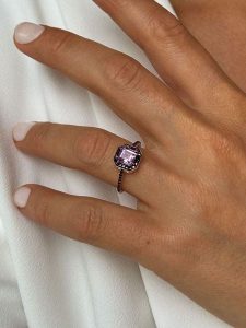 Les Petites Précieuses Pozłacany pierścionek z ametystem i spinelem rozmiar: 58. Czarne pierścionki Les Petites Précieuses, z ametystem, pozłacane. Za 217,99 zł.