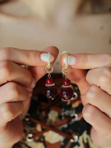 Pierres delicates Pozłacane kolczyki-kreole z agatami i cyrkoniami rozmiar: onesize. Czerwone kolczyki Pierres delicates, z agatem, pozłacane. Za 43,99 zł.