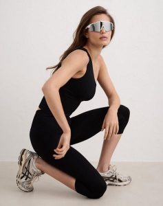 Damskie legginsy capri bezszwowe, wysoki stan, invisible scrunch Shape czarne. Czarne legginsy AIM'N, bez wzorów, z dzianiny, z podwyższonym stanem. Za 254,00 zł.