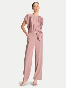 Swing Kombinezon 3AD00400 Różowy Regular Fit. Czerwone sukienki Swing, bez wzorów, z syntetyku, bez kołnierzyka, bez ramiączek. Za 680,99 zł.