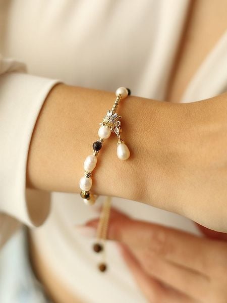 Pierres delicates Pozłacana bransoletka z kamieniami szlachetnymi i perłami rozmiar: onesize. Białe bransoletki Pierres delicates, z perłą, pozłacane. Za 52,99 zł.