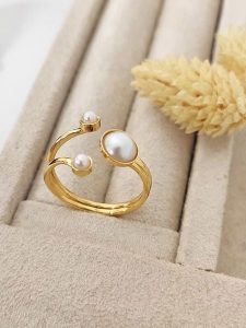 Luja Bijoux Pozłacany pierścionek z syntetycznymi perłami ozdobnymi rozmiar: onesize. Brązowe pierścionki Luja Bijoux, z perłą, pozłacane. Za 74,81 zł.
