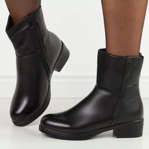 Czarne wysokie botki damskie Filo Donna Z24-39. Czarne botki Filo Donna, na jesień, bez wzorów, ze skóry, z okrągłym noskiem, bez obcasa, na płaskiej podeszwie, bez zapięcia. Za 199,00 zł.