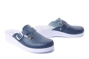 SANITAL FLEX 708/I pois blue, klapki profilaktyczne damskie. Niebieskie klapki Sanital-Flex, bez wzorów, ze skóry, bez obcasa, na koturnie. Za 114,90 zł.
