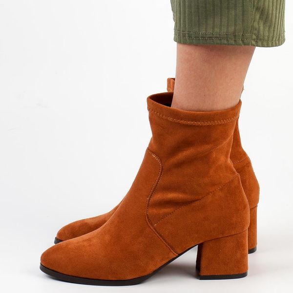 Camelowe zamszowe botki damskie Jezzi 1917-1. Brązowe botki Jezzi, bez wzorów, z zamszu, bez obcasa, na obcasie, bez zapięcia. W wyprzedaży za 144,21 zł.