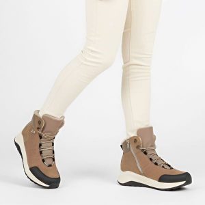 Botki damskie Rieker, na platformie z futerkiem w środku i zapinane na zamek, brązowe, Z0910-90. Brązowe botki Rieker, bez wzorów, z materiału, bez obcasa, na platformie, bez zapięcia. Za 439,00 zł.