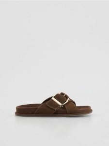 Zamszowe klapki z klamrami - ciemnobrązowy. Brązowe klapki Reserved, bez wzorów, z zamszu, bez obcasa. Za 169,99 zł.