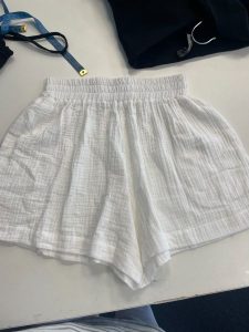 Krótkie spodenki zmuślinu w kolorze ECRU - CANO-XL. Szorty Marsala, bez wzorów, z bawełny, klasyczne. Za 159,90 zł.