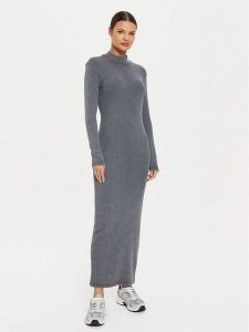 ONLY Sukienka codzienna Valerie 15337268 Czarny Regular Fit. Czarne kombinezony ONLY, na co dzień, m, bez wzorów, z bawełny, bez kołnierzyka, bez ramiączek, proste. Za 109,99 zł.