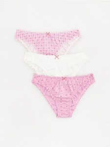 Wzorzyste majtki figi 3 pack - fioletowy. Fioletowe figi Reserved, bez wzorów, z bawełny. Za 59,99 zł.