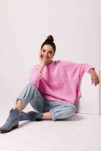 Luźny sweter damski z szerokimi rękawami róż. Czerwone długie swetry BE Knit, uniwersalny, z jeansu, bez kołnierzyka. Za 249,00 zł.
