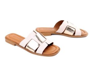 Artiker Relaks 58C2138 beige-gold, klapki damskie. Brązowe klapki Artiker Relaks, bez wzorów, ze skóry, bez obcasa. Za 136,43 zł.