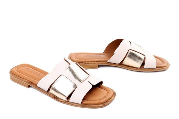 Artiker Relaks 58C2138 beige-gold, klapki damskie. Brązowe klapki Artiker Relaks, bez wzorów, ze skóry, bez obcasa. Za 136,43 zł.