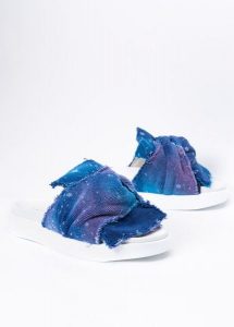 INUIKII JERSEY KNOT Klapki damskie. Niebieskie klapki Inuikii, bez wzorów, z jersey, bez obcasa. Za 499,99 zł.