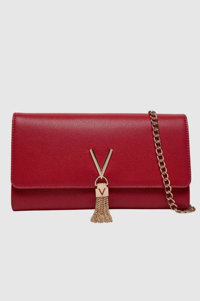 VALENTINO Czerwona kopertówka Divina Pochette. Czerwone torebki klasyczne Valentino by Mario Valentino, bez wzorów, duże, bez dodatków. W wyprzedaży za 205,99 zł.