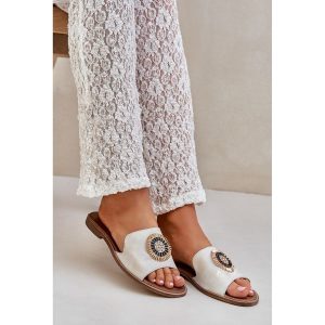Lewski Shoes Skórzane Klapki Z Ozdobą Na Płaskim Obcasie Lewski 3047/O Złoty Przecierany. Żółte klapki z aplikacjami, ze skóry, bez obcasa, na płaskiej podeszwie. Za 432,39 zł.