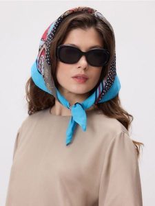 Wzorzysta apaszka z wiskozy - wielobarwny. Apaszki i chusty Reserved, bez wzorów, z satyny. Za 69,99 zł.