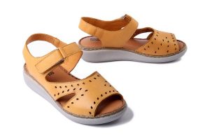 ARTIKER RELAKS 56C2510 żółty, sandały damskie. Żółte sandały Artiker Relaks, bez wzorów, bez obcasa, na koturnie, bez zapięcia. Za 167,93 zł.