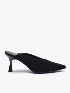 Czarne welurowe klapki na obcasie flare. Czarne czółenka Ryłko, bez wzorów, z gumy, bez obcasa, na obcasie, bez zapięcia. Za 379,99 zł.