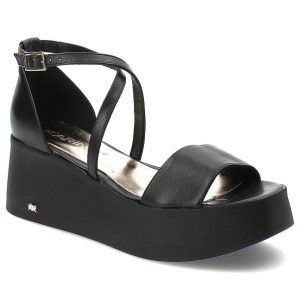 Czarne Sandały Karino Eleganckie Obuwie Damskie. Czarne sandały Karino, bez wzorów, ze skóry, bez obcasa, na koturnie, bez zapięcia. Za 319,00 zł.