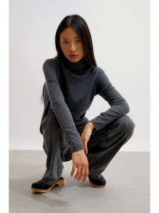 AUTHENTIC CASHMERE Kaszmirowy golf "Bise" w kolorze antracytowym rozmiar: M. Czarne golfy AUTHENTIC CASHMERE, bez wzorów, z kaszmiru. Za 369,84 zł.