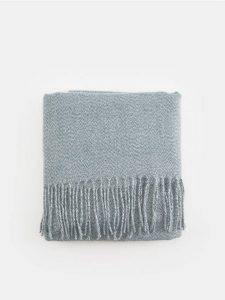 Szalik z frędzlami - szary. Szare szaliki Sinsay, bez wzorów, z dzianiny. Za 15,99 zł.