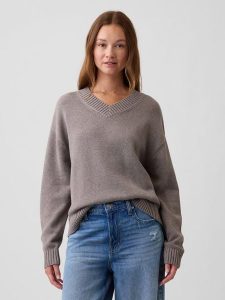GAP Sweter w kolorze szarobrązowym rozmiar: L. Brązowe swetry oversize GAP, l, bez wzorów, bez ramiączek. Za 214,95 zł.