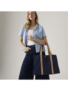 Levi's Shopper bag w kolorze granatowym rozmiar: onesize. Niebieskie shopper bag Levi's®, bez wzorów, z materiału, na ramię, bez dodatków. Za 105,14 zł.